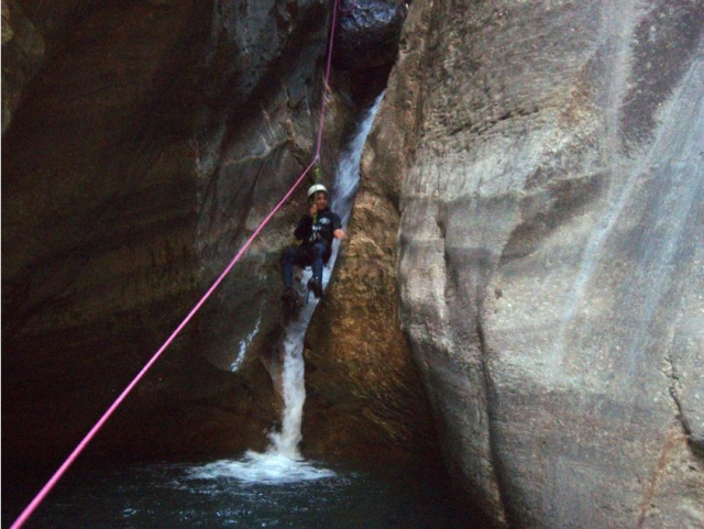  Descente des canyons avec des cordes 